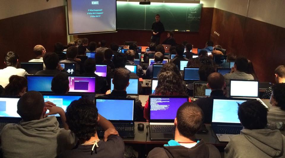 Sala cheia de alunos de Engenharia Informática durante um workshop.